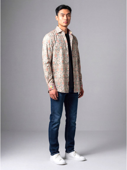 chemise homme motif fleur beige portée par modèle