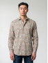 chemise homme motif fleur beige portée par modèle
