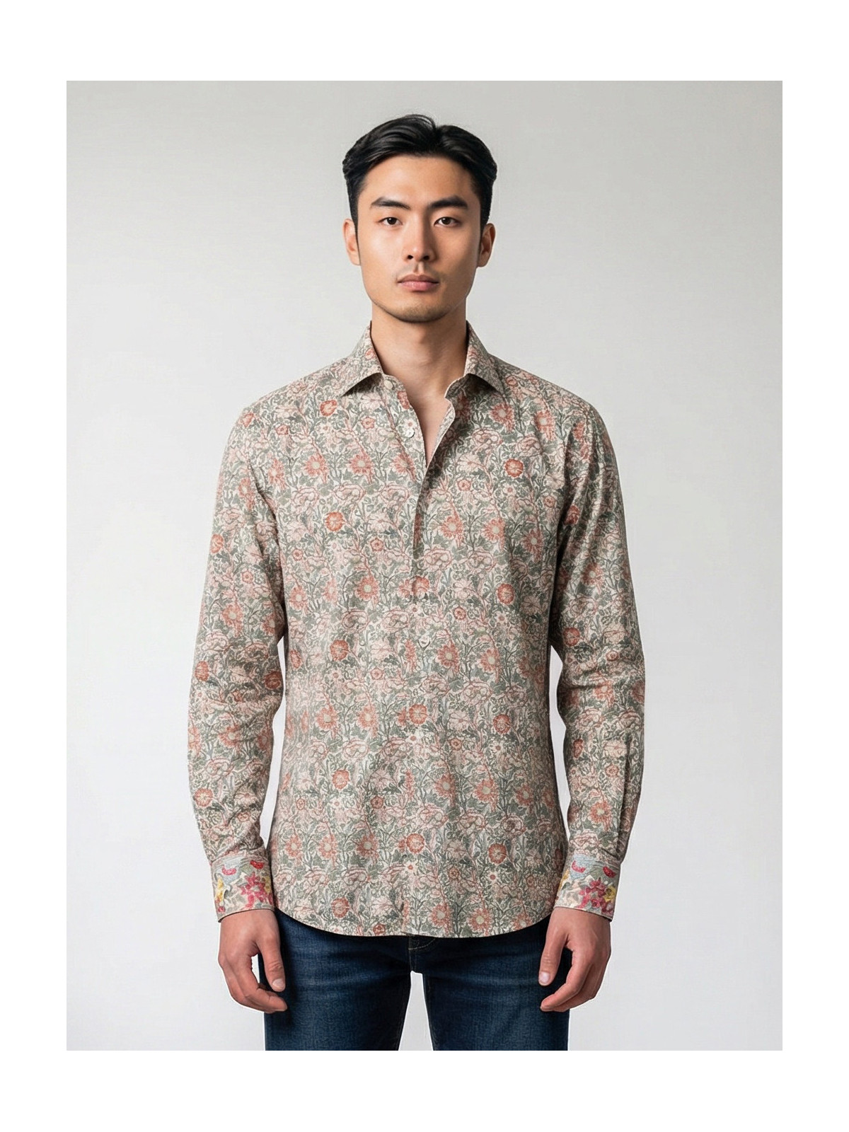 chemise homme motif fleur beige portée par modèle
