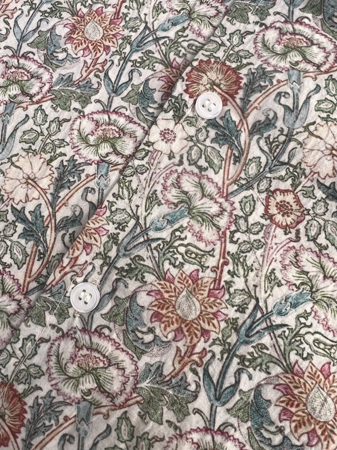 détail tissu chemise homme motif fleur beige