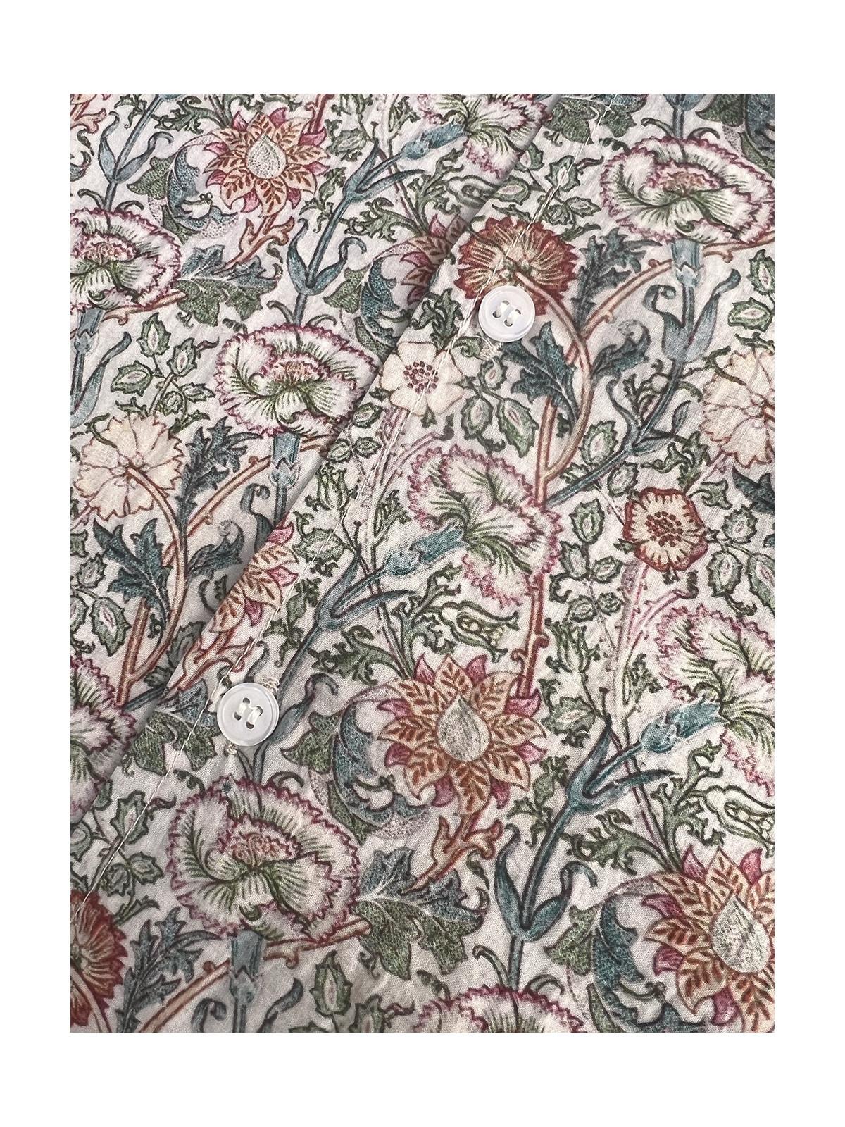 détail tissu chemise homme motif fleur beige